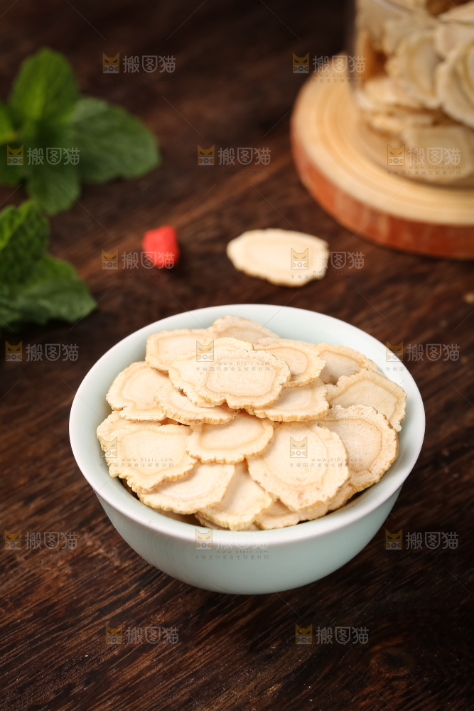 木底上放着一碗西洋参