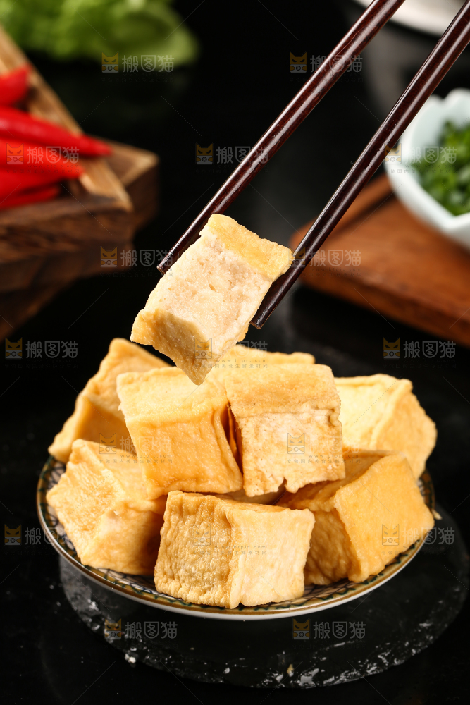 筷子上夹着鱼豆腐