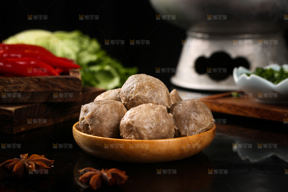 案板上摆放着一盘肉丸子