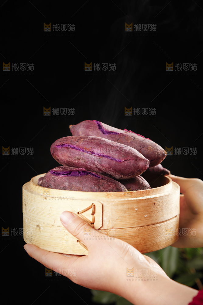 手里端着一笼蒸紫薯