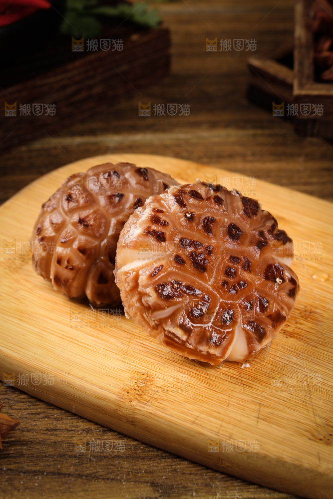 木板上摆放着冬菇