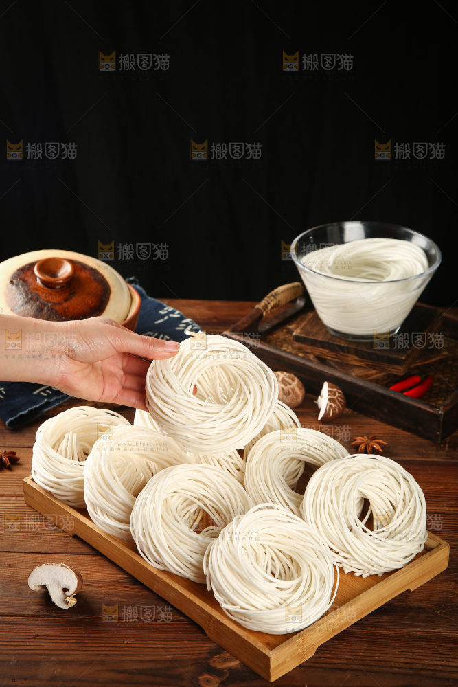 手里拿着土豆圆粉