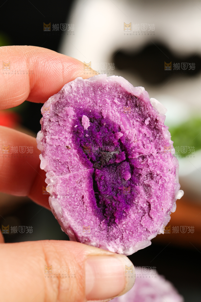 手里拿着紫薯丸子