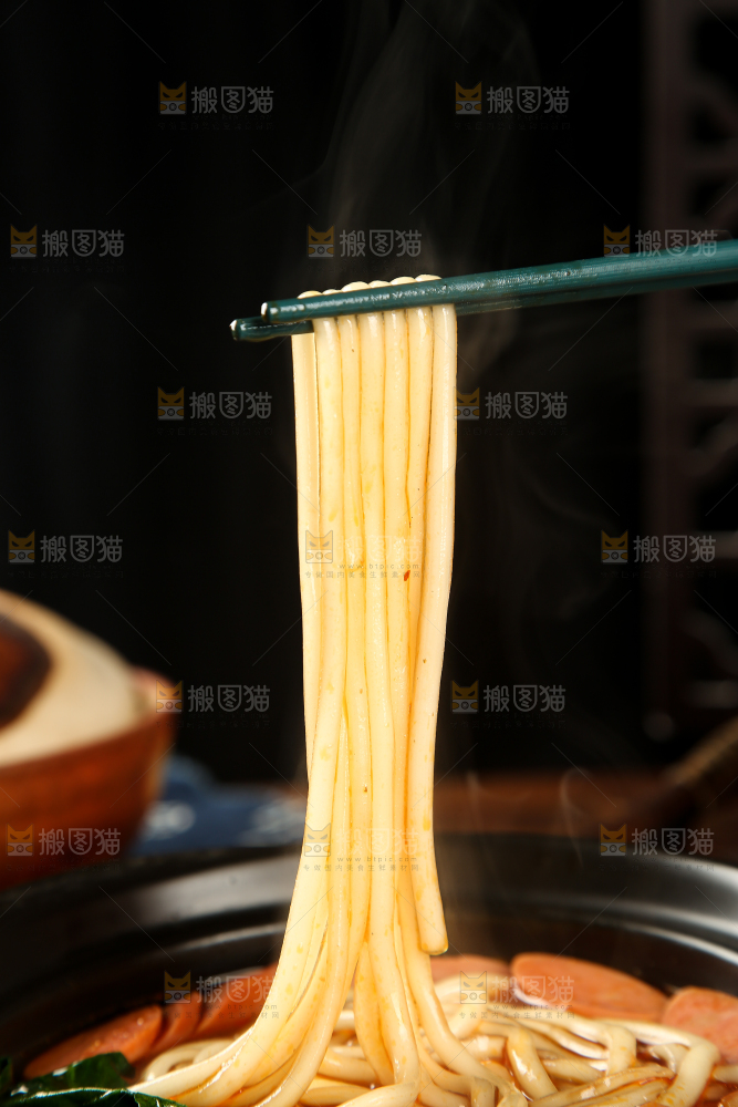 筷子上夹着土豆粉
