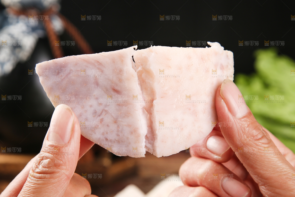 手里拿着芋头