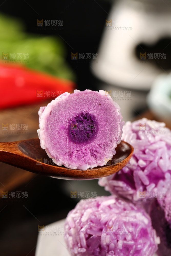勺子上舀着紫薯球