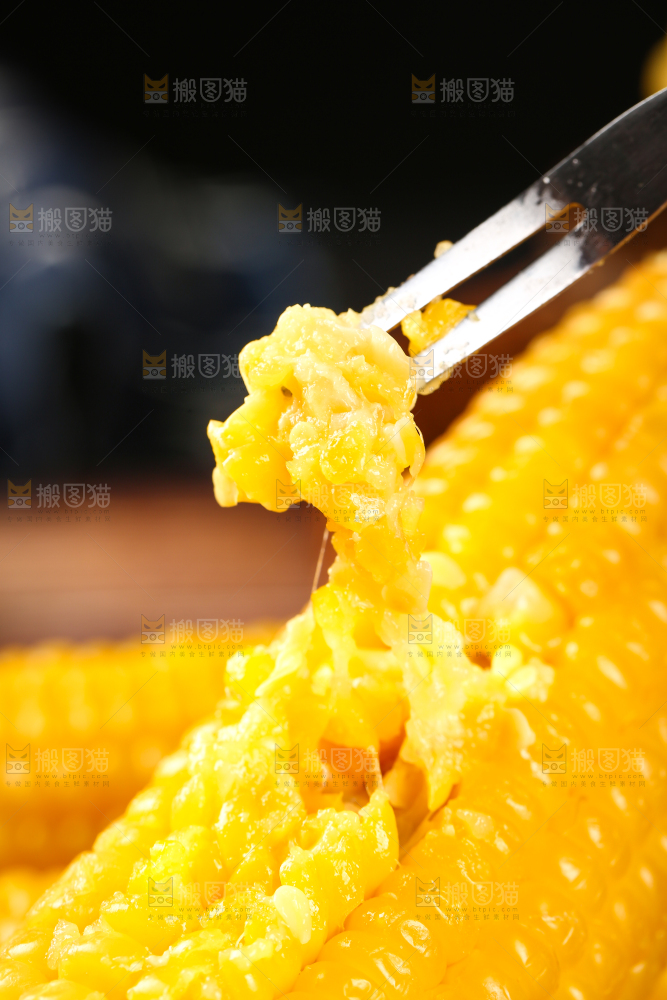 叉子上插着甜糯玉米