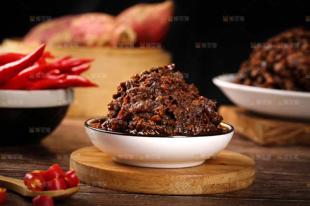 木板上放着一盘牛肉酱