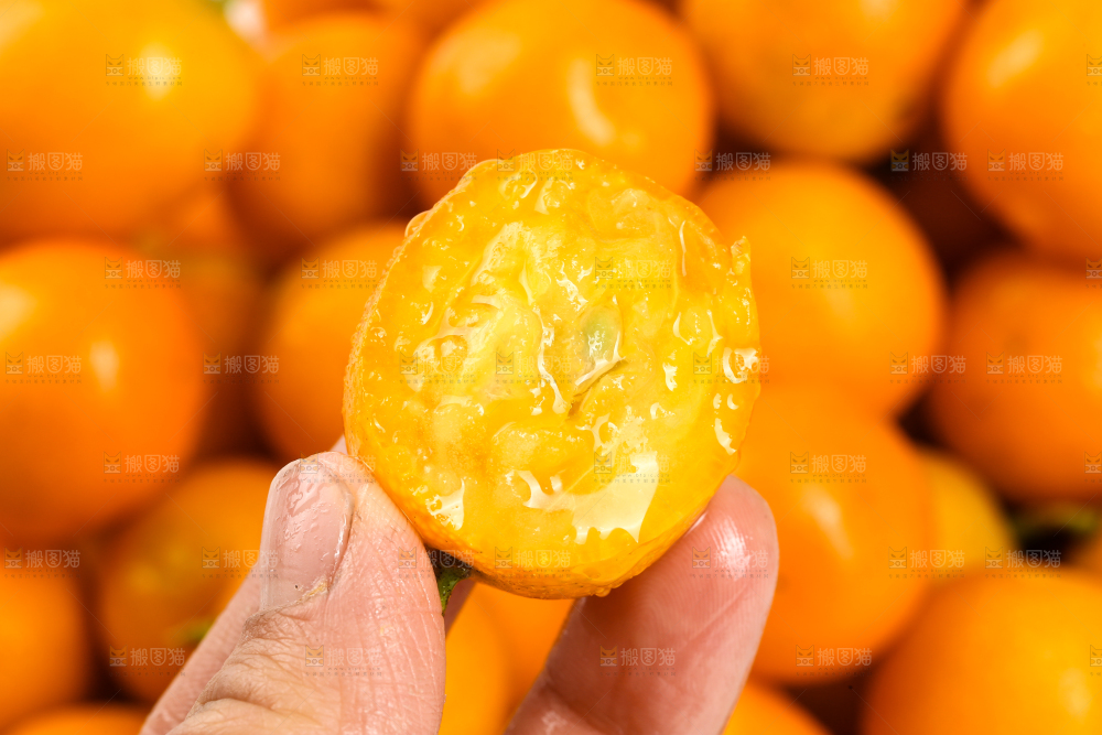 手里拿着金桔