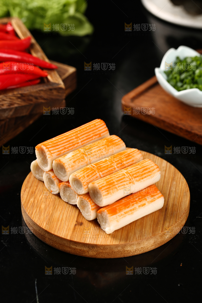 木板上摆放着蟹肉棒