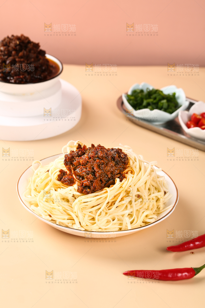 一盘牛肉酱拌面