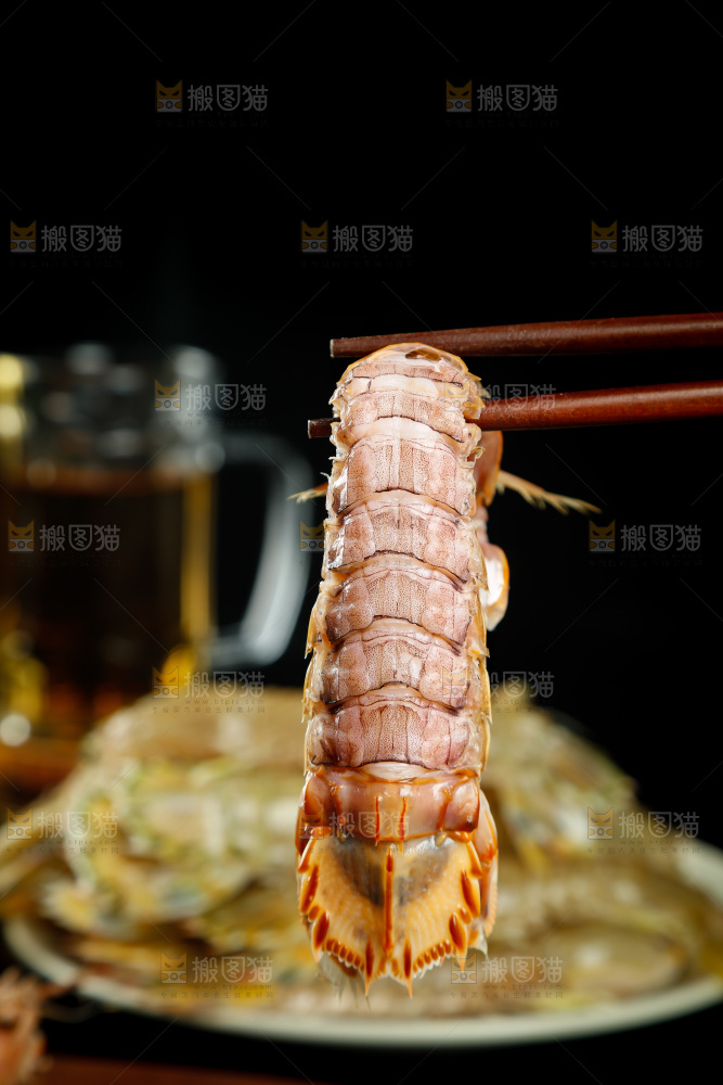 筷子上夹着攋尿虾