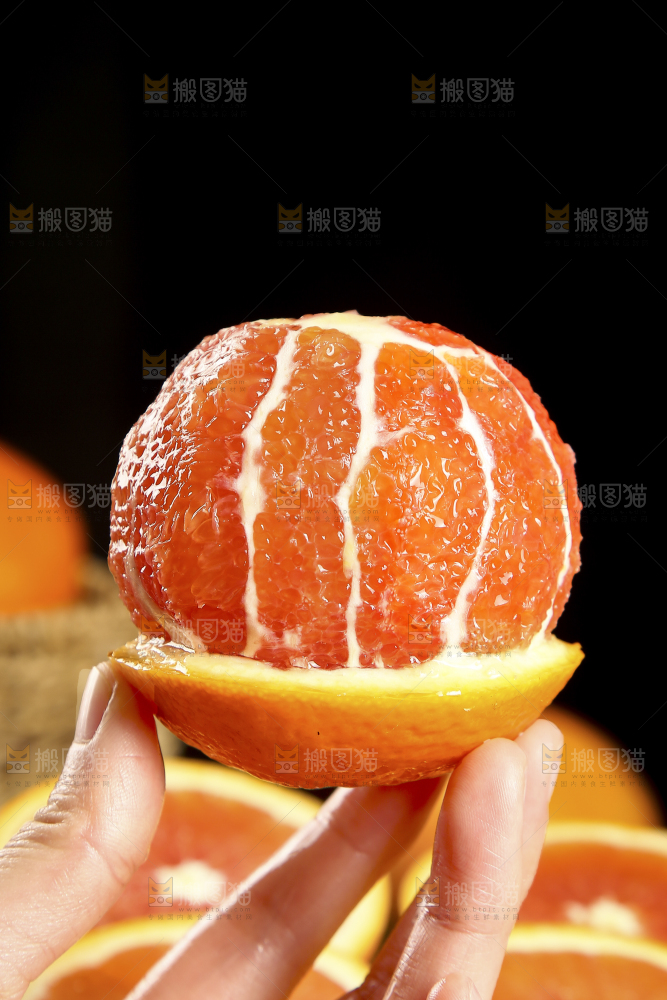 手里拿着血橙