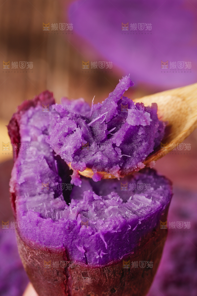 勺子上舀着紫薯泥
