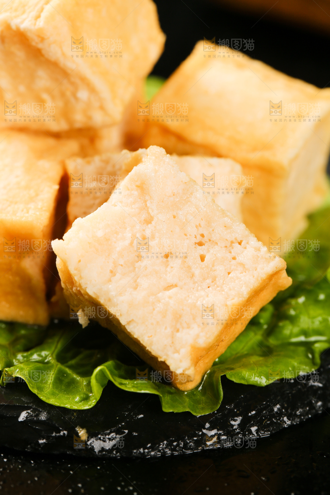 一堆火锅食材鱼豆腐