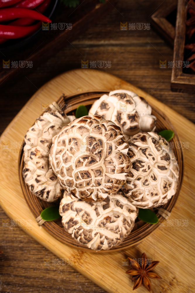 木底上一篮冬菇