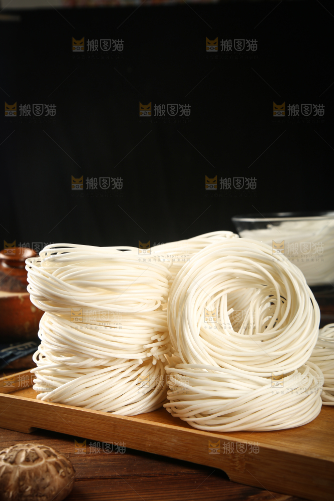 木盘里放着土豆粉