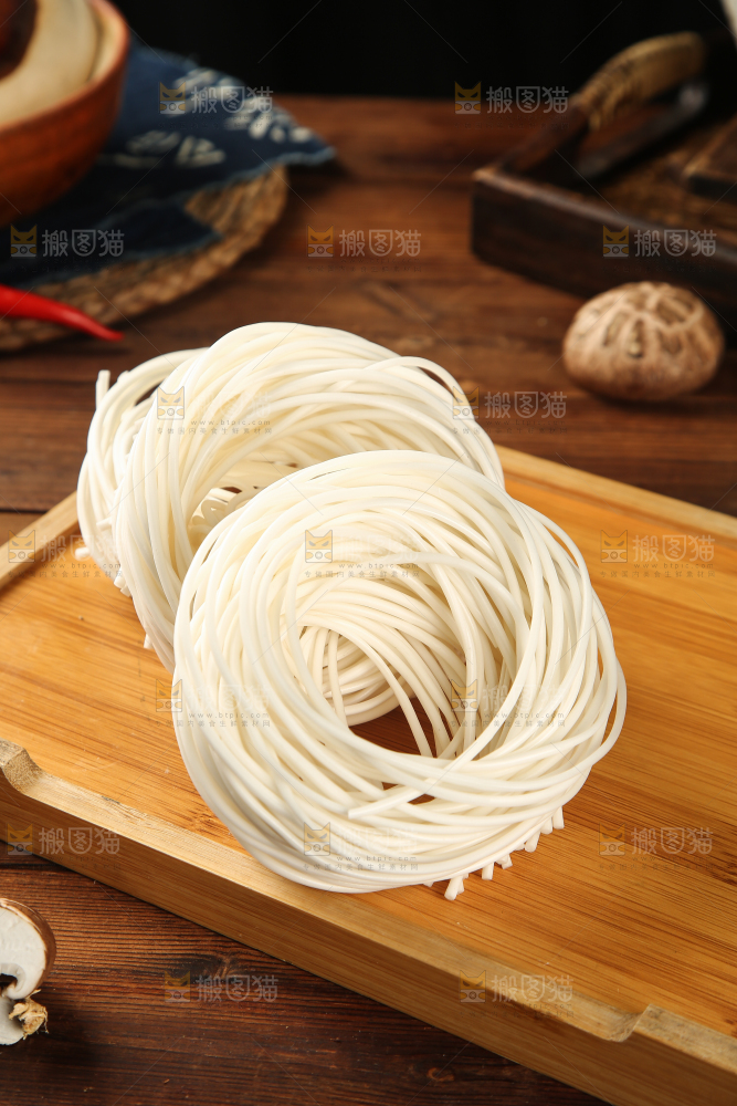 木盘里放着土豆粉