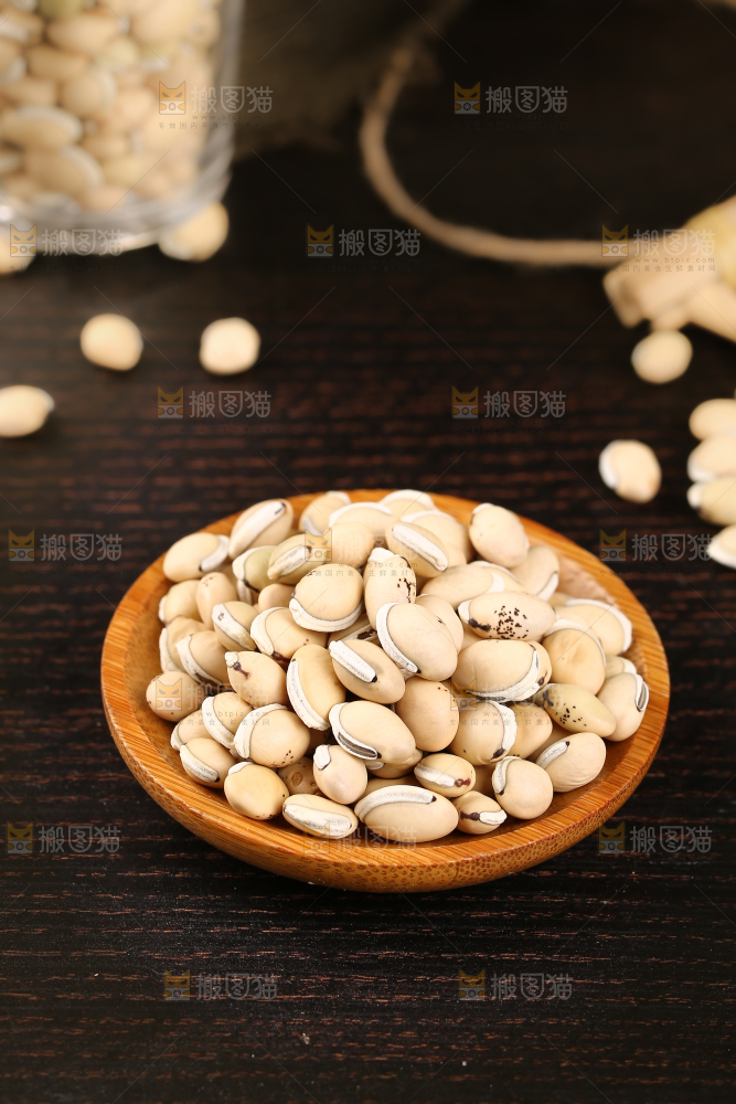 黑底上放着一盘白扁豆
