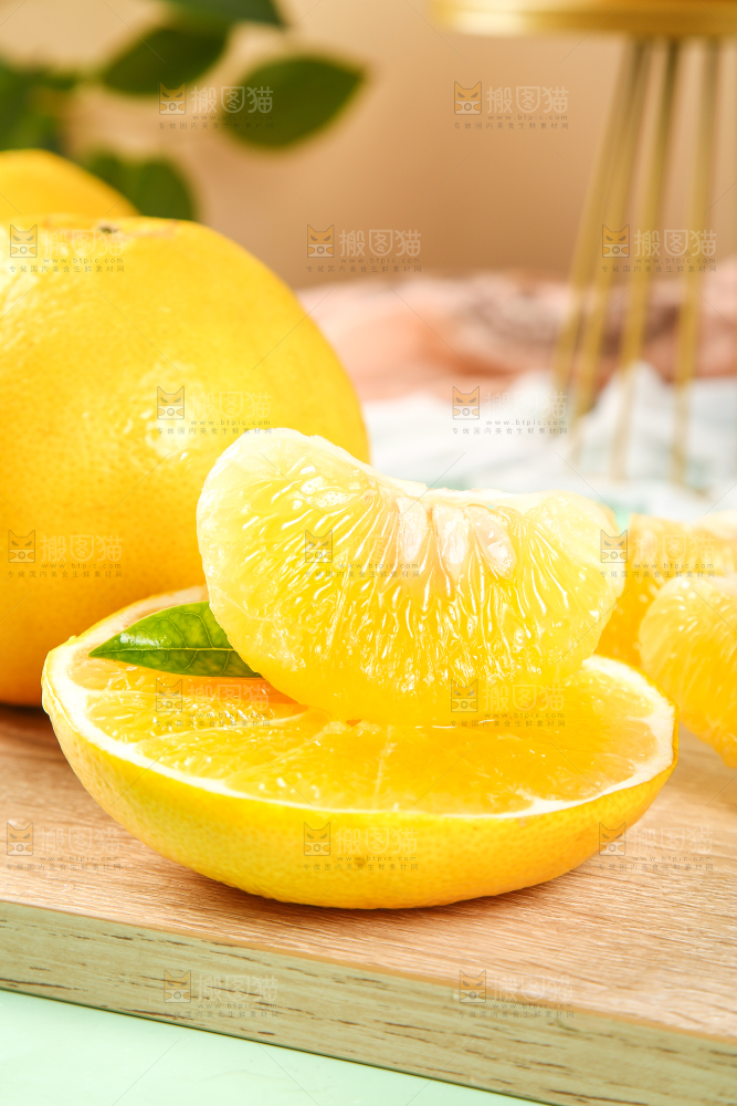 木板上的葡萄柚果肉