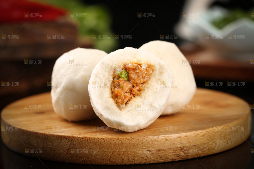 木板上放着包心鱼丸