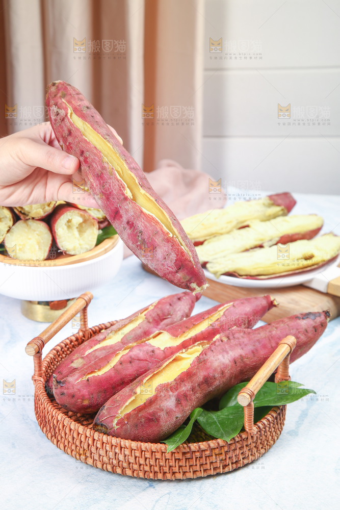 手里拿着板栗薯