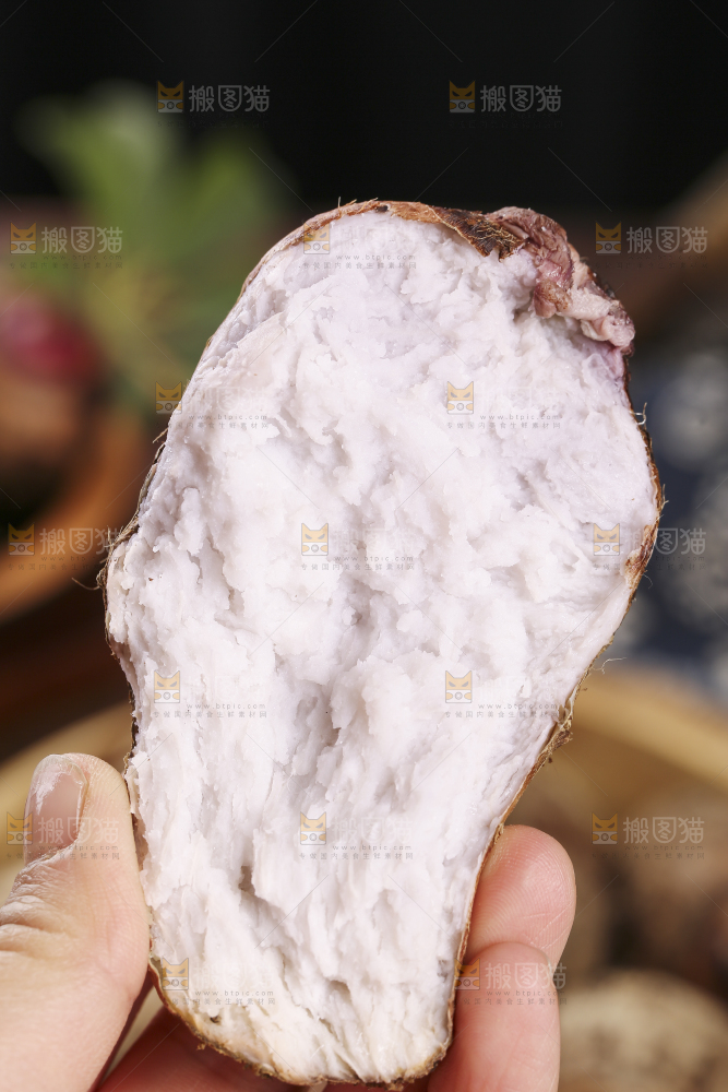 手里拿着小芋头