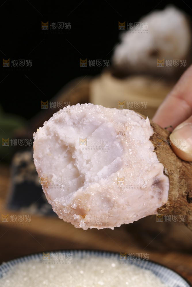 手里拿着小芋头