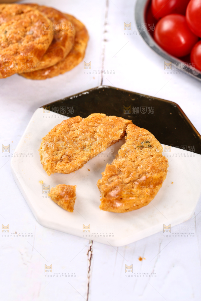 石垫上摆放着鸡仔饼