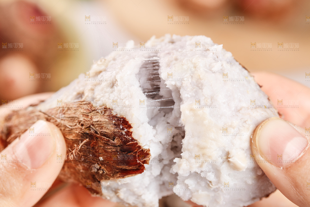手里拿着蒸熟的小芋头