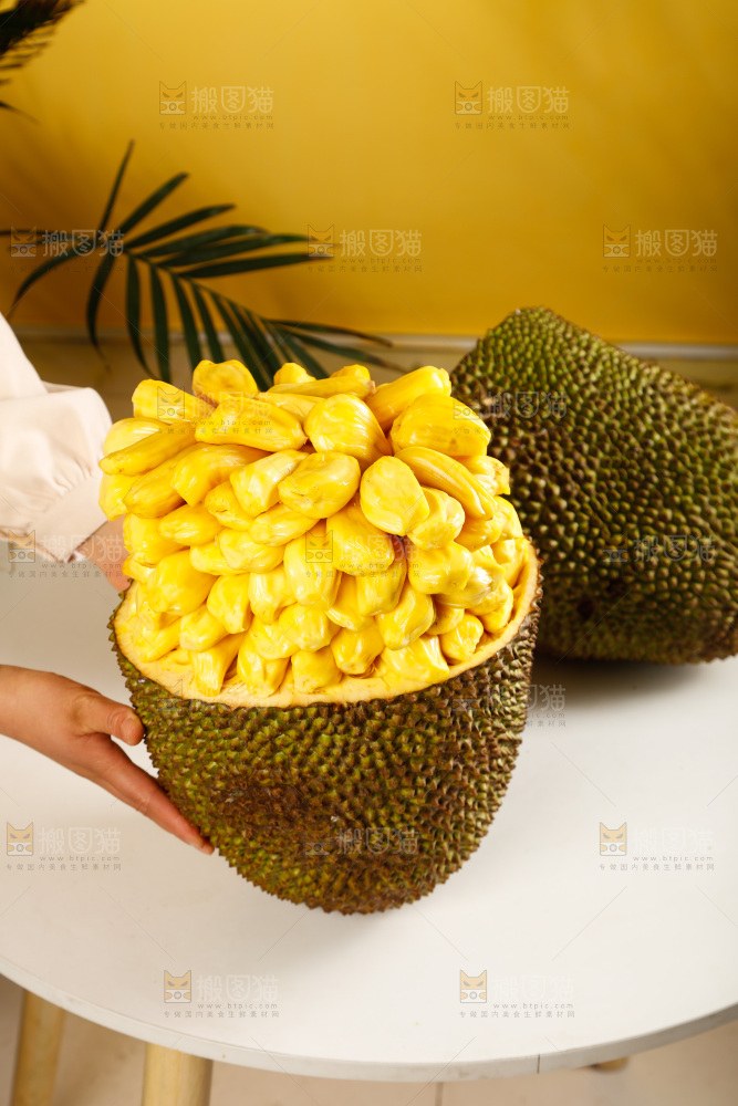 桌子上摆放着黄心菠萝蜜