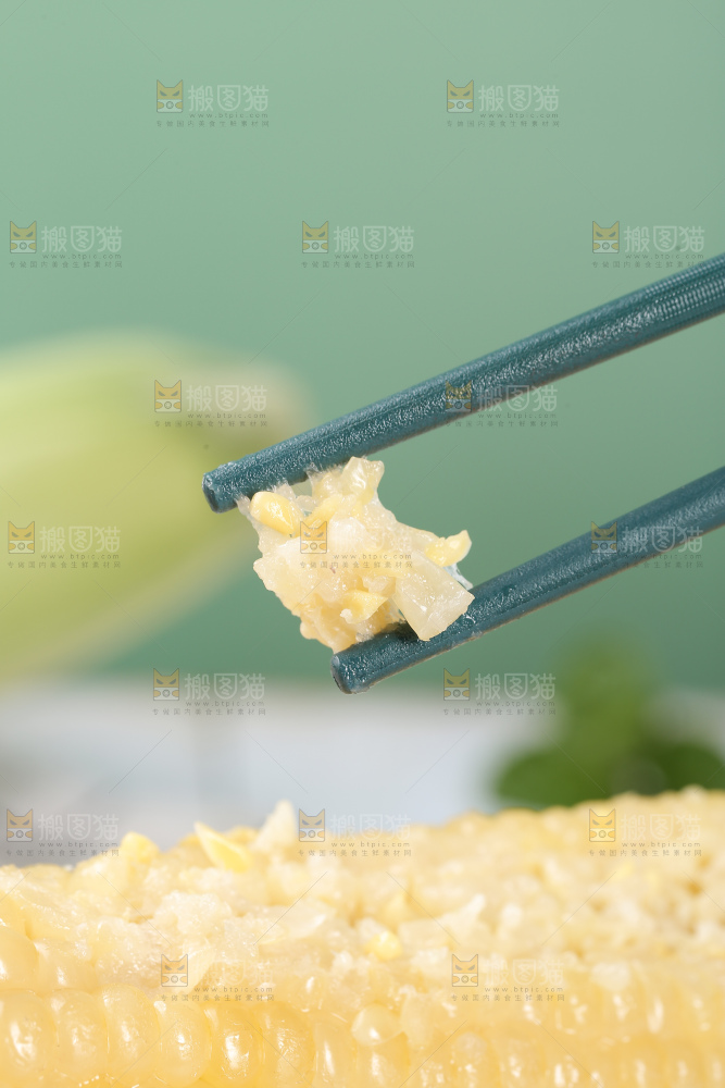 筷子上夹着糯玉米粒