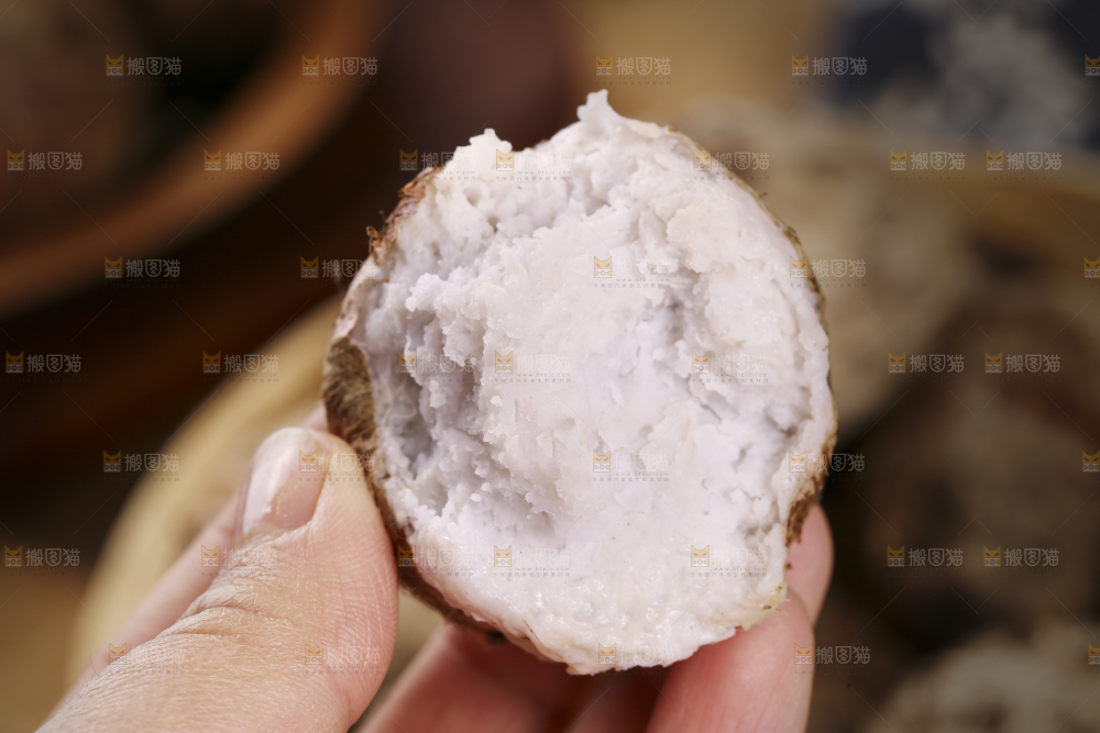 手里拿着小芋头