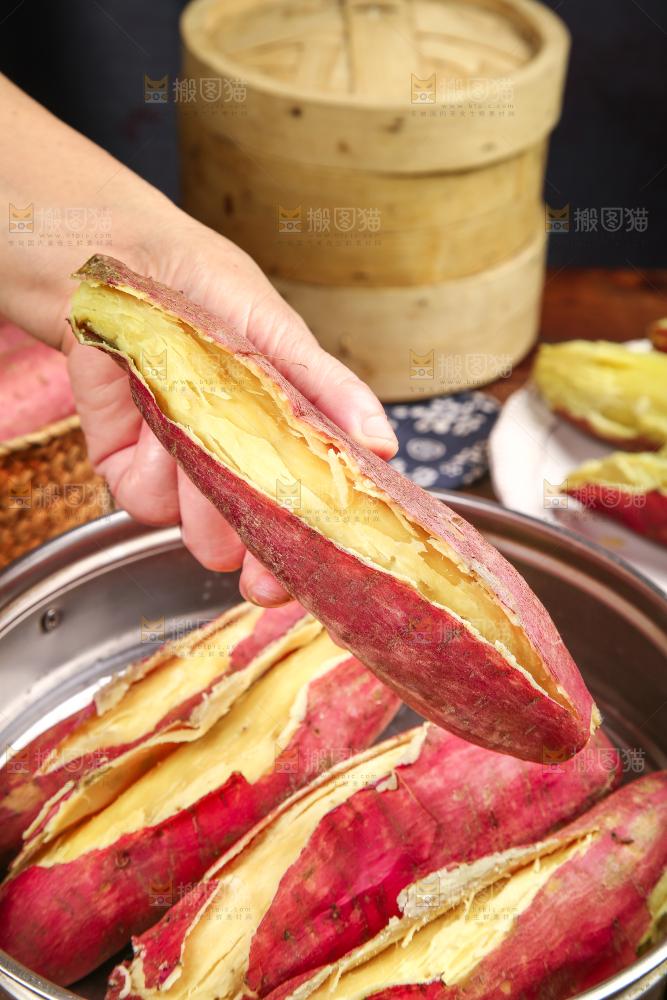 手里拿着板栗薯