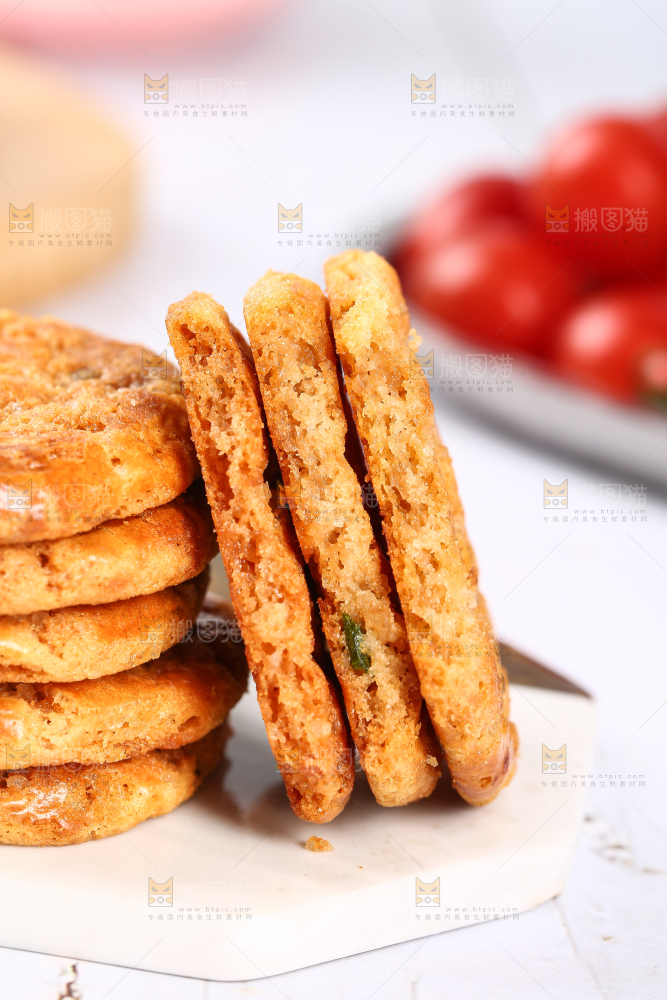 石垫上摆放着鸡仔饼