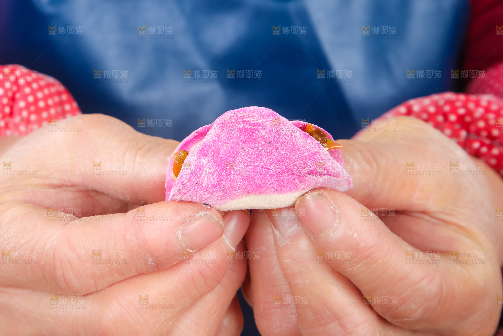 手里包着饺子