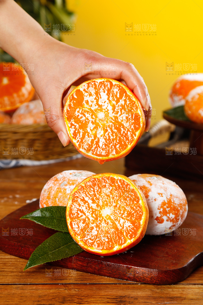 手里拿着茂谷柑