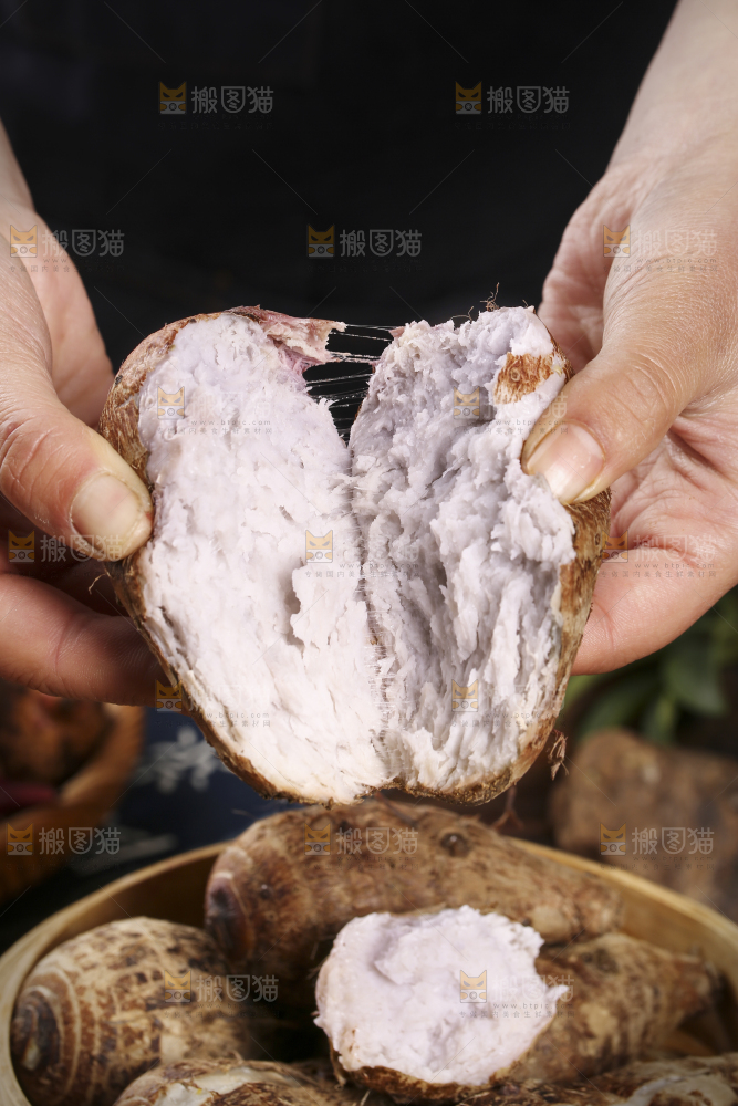 手里拿着熟的小芋头