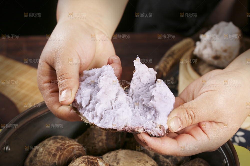 手里拿着蒸熟的芋头