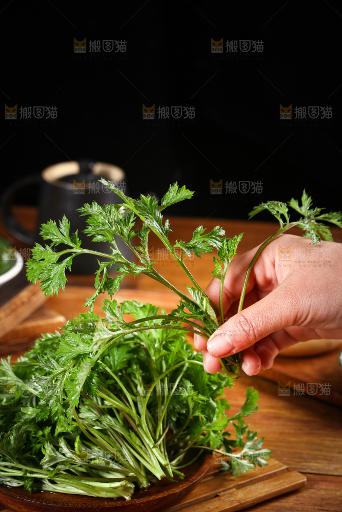 一盘新鲜艾叶