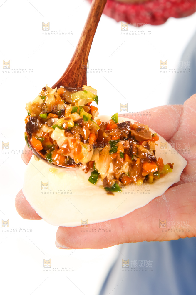 手里包着三鲜饺子