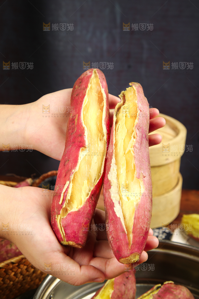 手里拿着板栗红薯