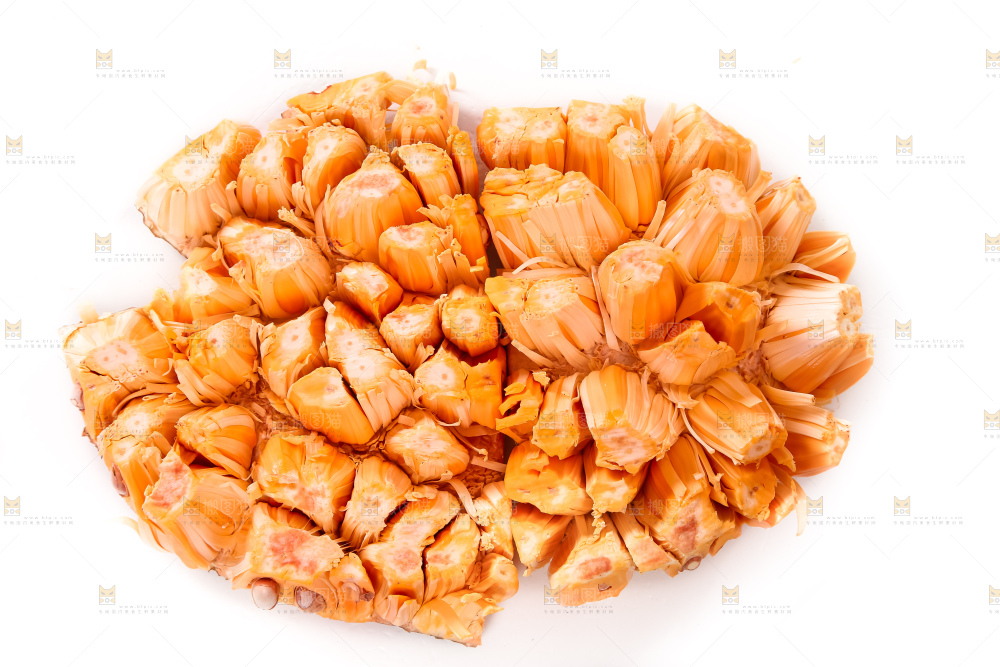 白底上放着一堆红肉菠萝蜜