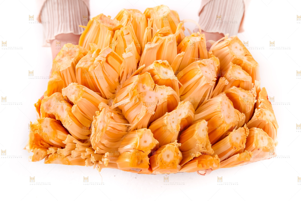 手里捧着红肉菠萝蜜
