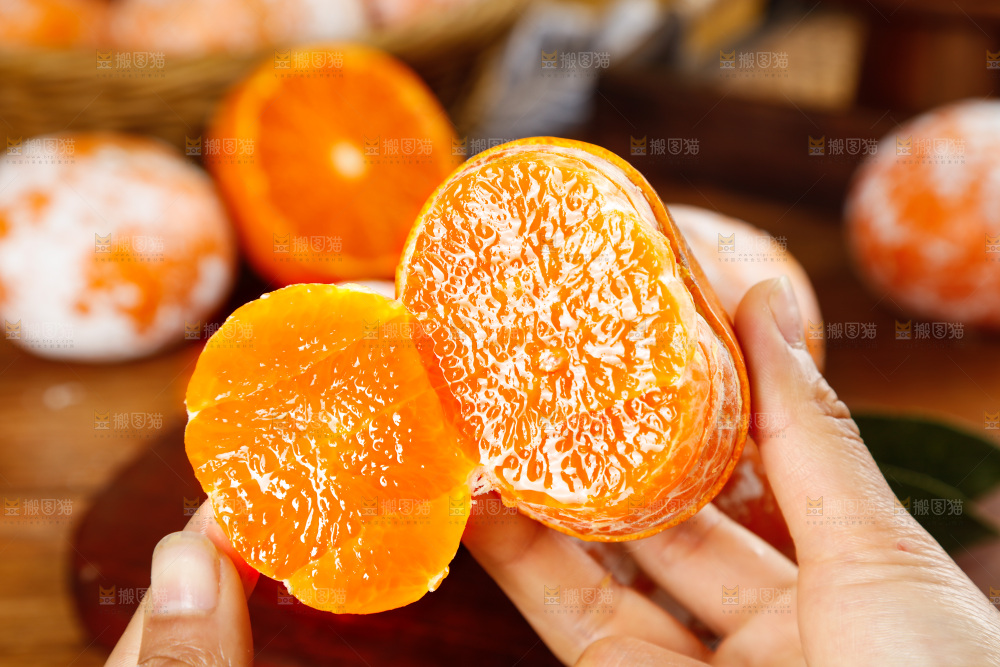 手里拿着茂谷柑