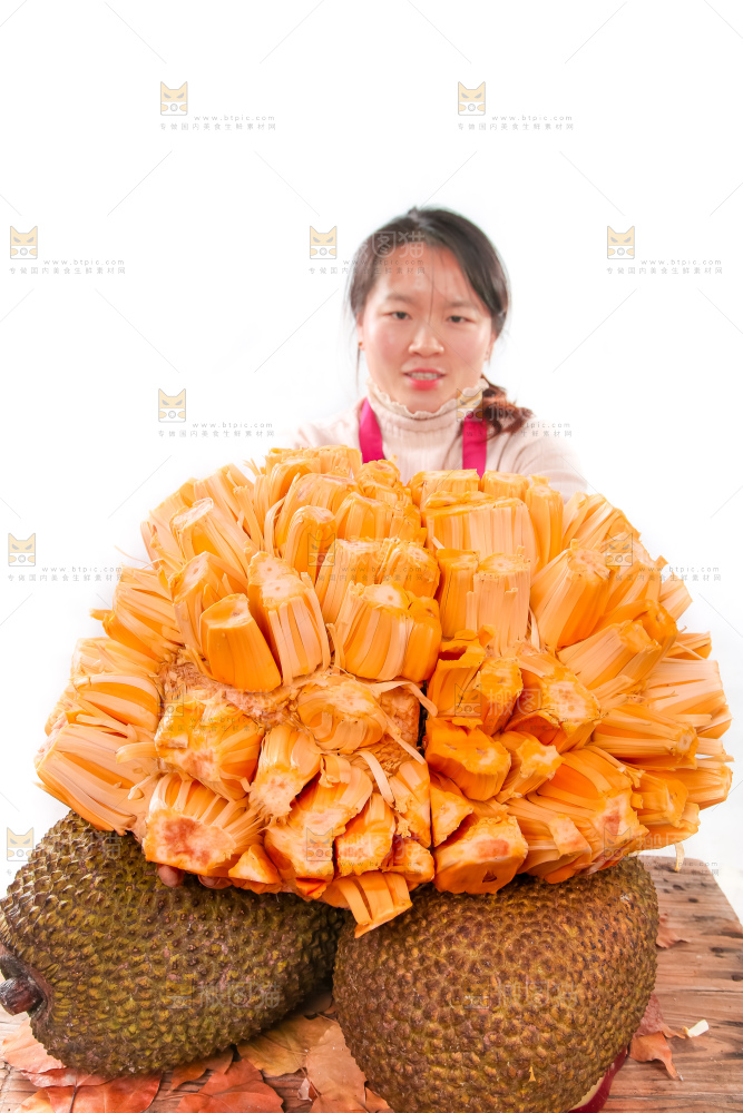 手里捧着红肉菠萝蜜