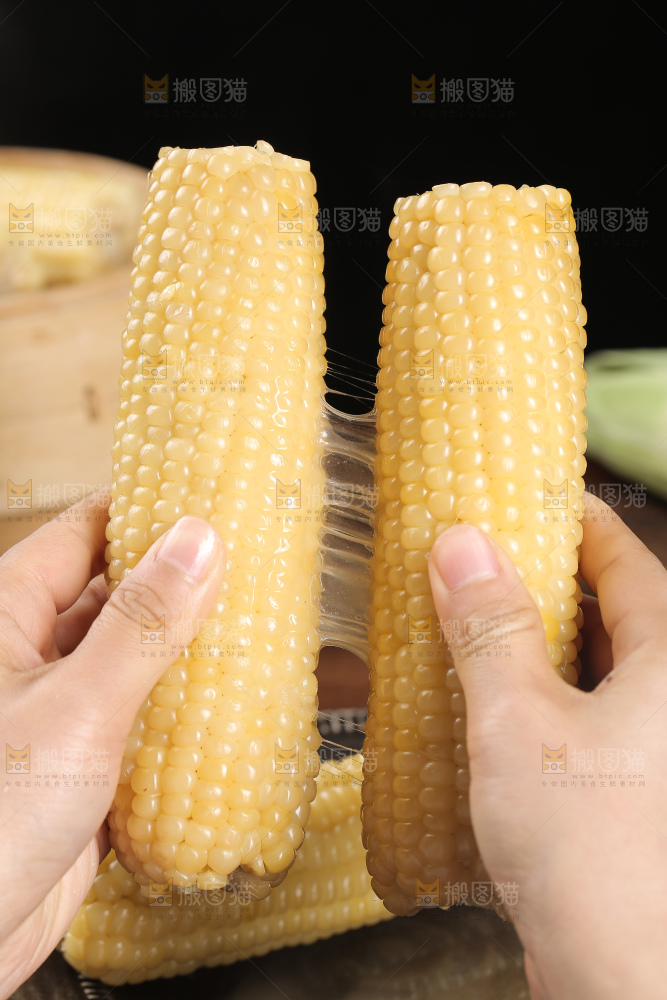 手里拿着甜糯玉米