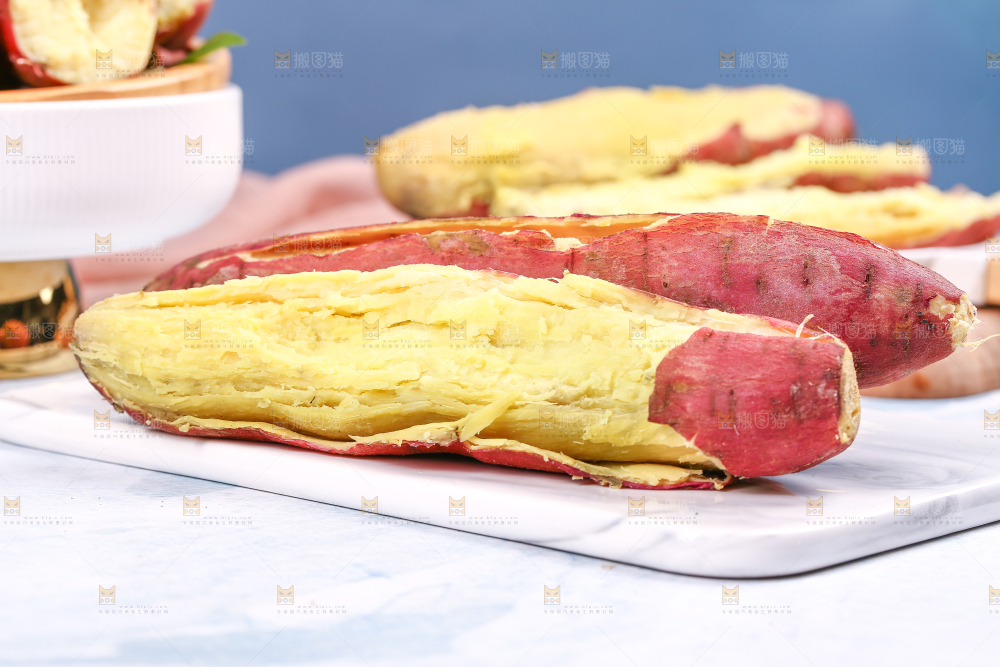 石板上放着沙地板栗红薯