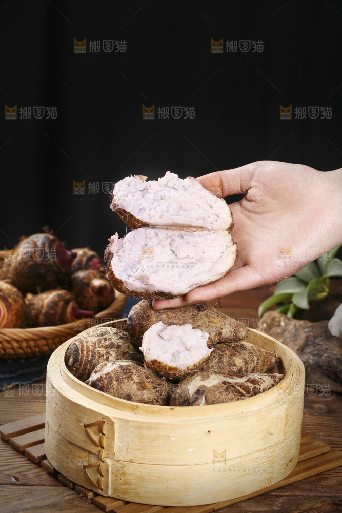 手里拿着熟的小芋头