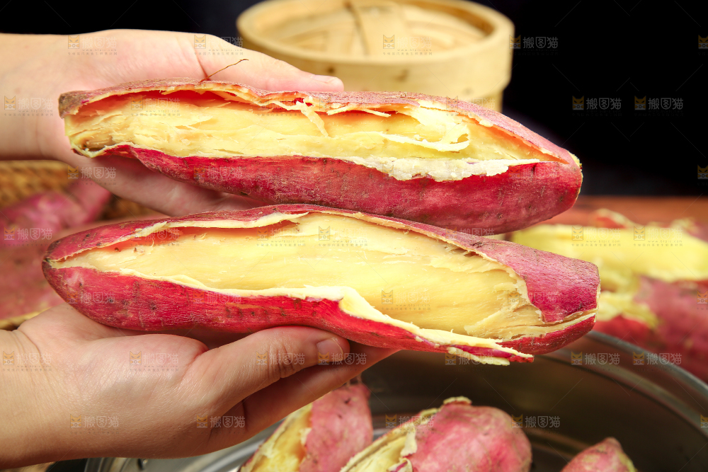 手里拿着板栗红薯